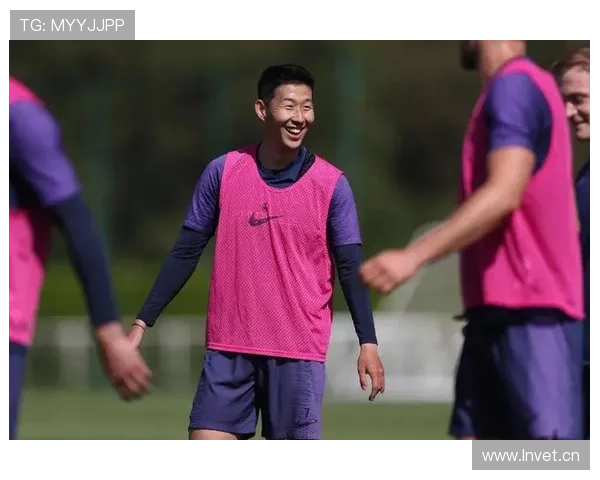 孙兴慜下场后偷偷拿出豪车钥匙，旁边队友差点羡慕哭了