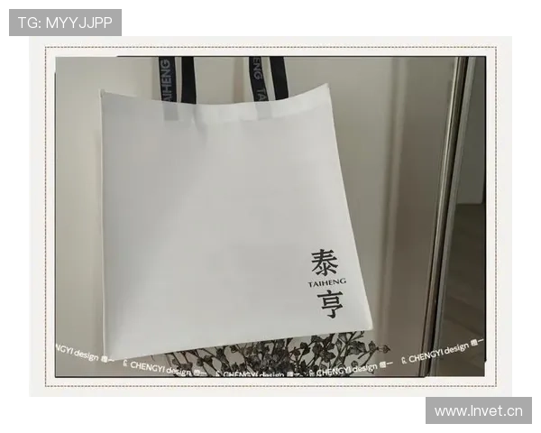 柳雅慧逛街像开秀，手提袋堆成小山，我看着钱包瑟瑟发抖